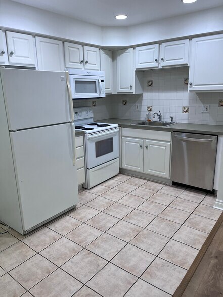 Building Photo - 16140 Clarkson Dr