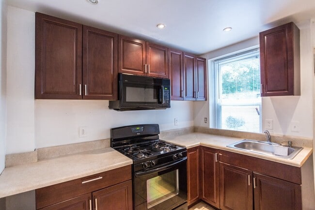 Building Photo - AMAZING 3 Bedrooms 2 Bath + Den in Univers...