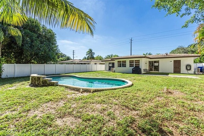 Building Photo - 936 NE 26th Ave