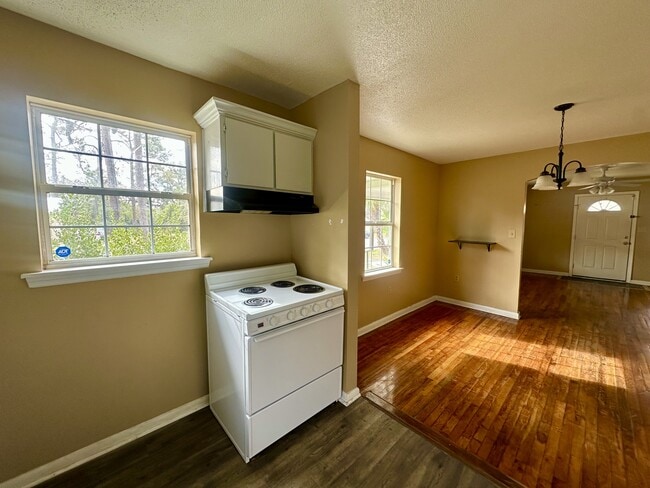 Building Photo - 606 E Adair St