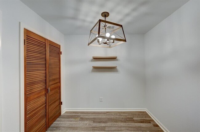 Building Photo - 2452 Country Club Dr