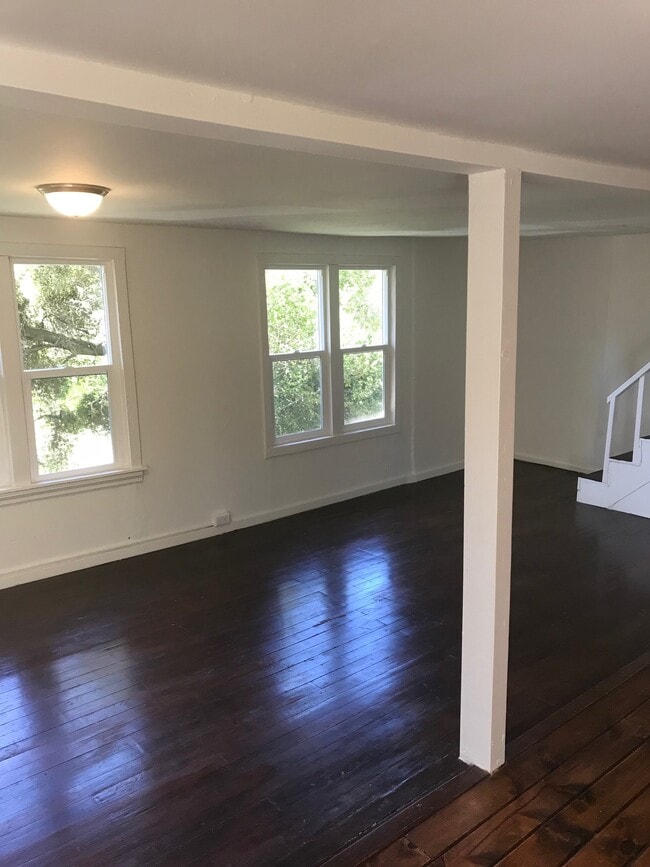 Building Photo - 1279 Oakwood Dr