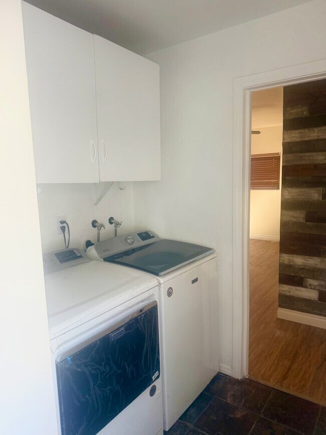Building Photo - AWESOME 3 BEDROOM 2 BATH BEACH HOUSE
