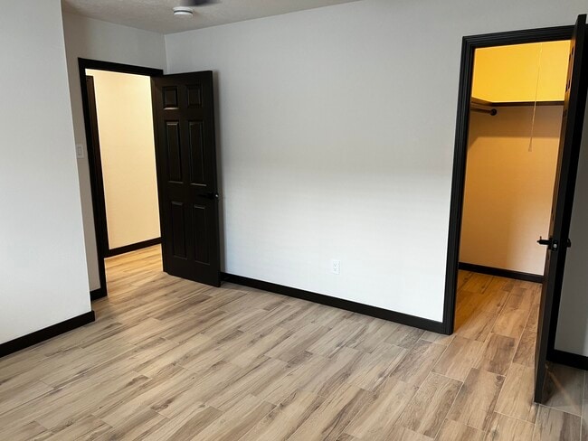 Building Photo - 905 La Charles Dr NE