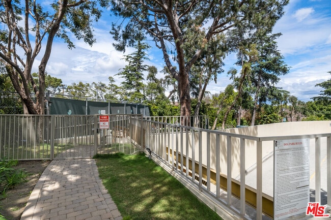 Building Photo - 2170 Century Pk E