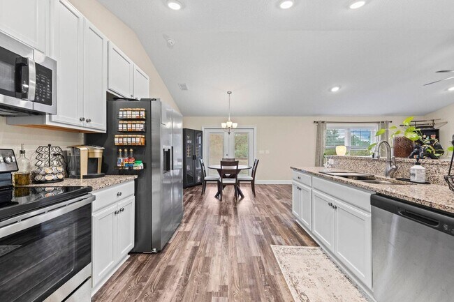 Building Photo - 4 Bedrooms!!!