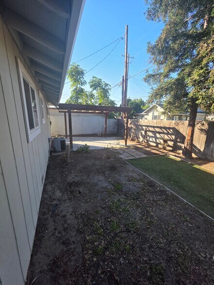 Open and private backyard - 325 N Lincoln Ave