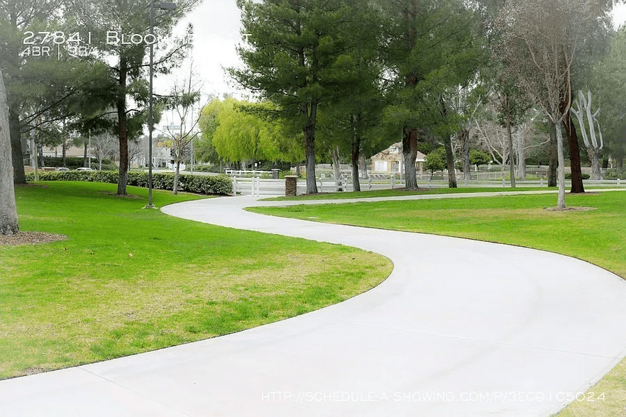 Park access to paseo - 27841 Bloomfield Ct