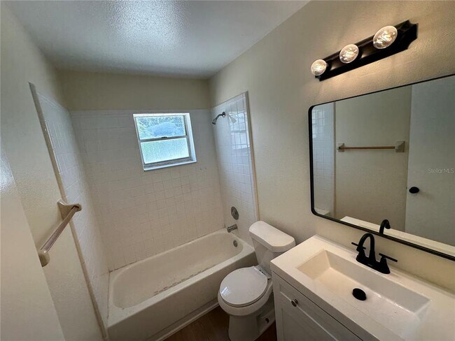 Building Photo - 1820 Bonneville Dr