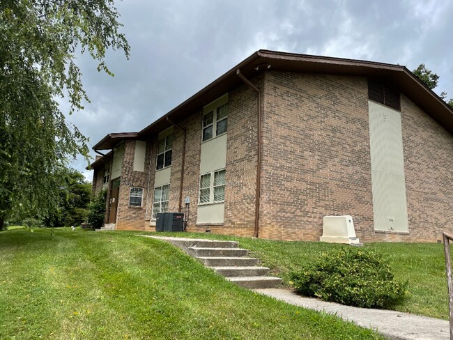 Building Photo - 1802 Marion Manor Dr