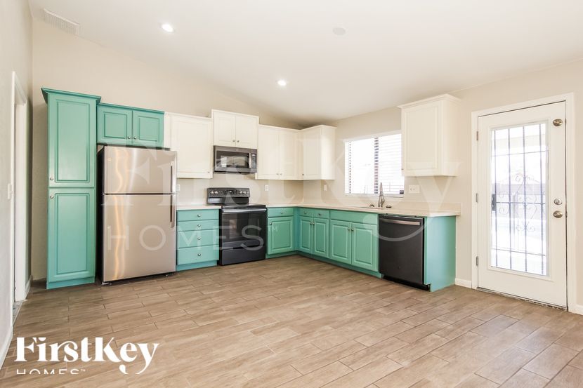 Building Photo - 4237 W Grovers Ave