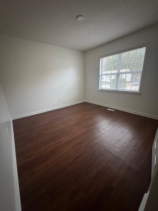 Building Photo - 136 Creek Commons Ave