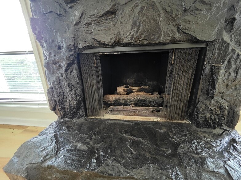 Building Photo - 647 Serramonte Dr