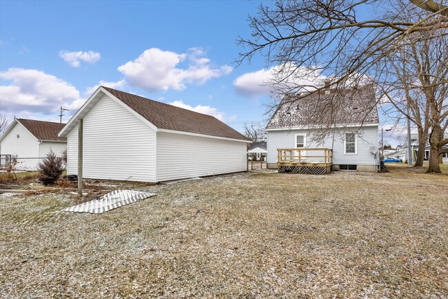 Building Photo - Spacious 4 Bedroom- With Extra room! New Remodel!