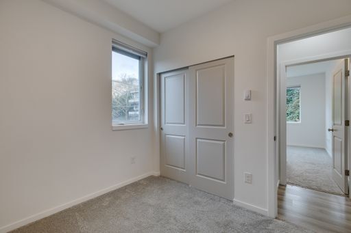 Building Photo - Queen Anne West Townhome with A/C Available Now!