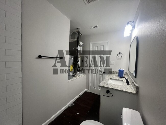 Building Photo - Fully Remodeled 2 Bedroom 1 Bathroom