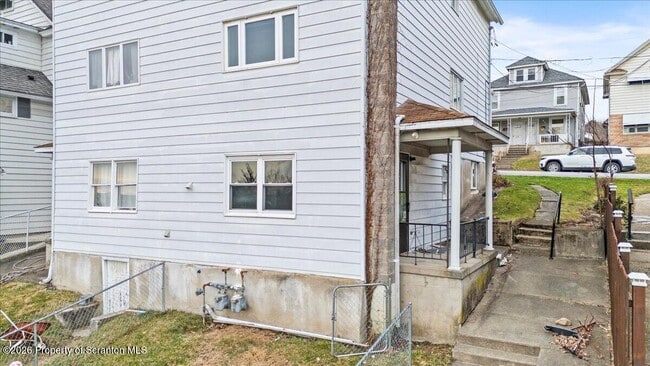 Building Photo - 714 Carmalt St