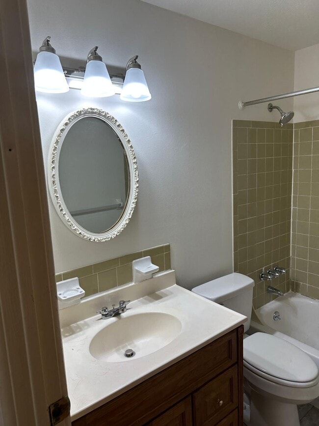 Building Photo - 3000 Fordhaven Rd