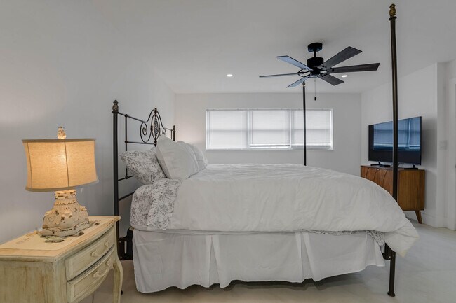 Building Photo - 401 Briny Ave