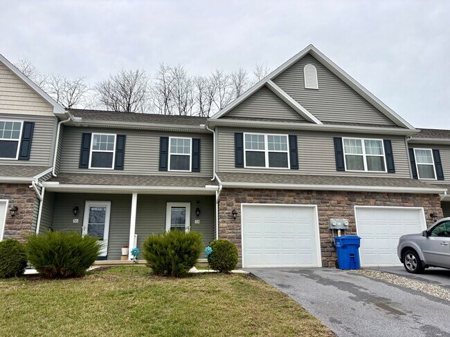 Building Photo - 3 Bedroom 2.5 Bathroom Townhome in Mechanicsburg!