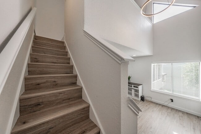 Building Photo - Updated 1-Bedroom Condo in Gated Community – Prime West 7th Location