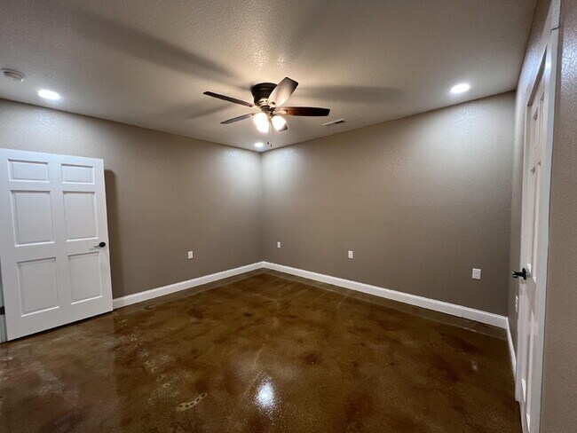 Building Photo - Lower 2BR unit