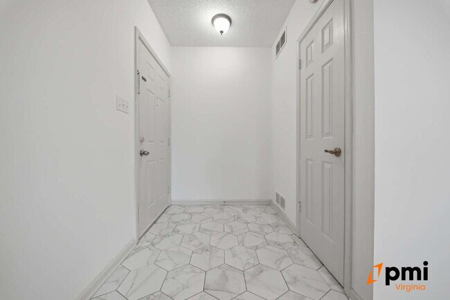 Building Photo - Immaculate 2 Bedroom 2 Bath Condo- Shore Drive