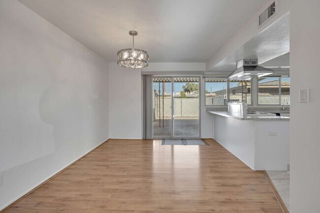 Building Photo - Scottsdale Townhome Now Available!