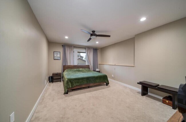Building Photo - 302 Heights Dr