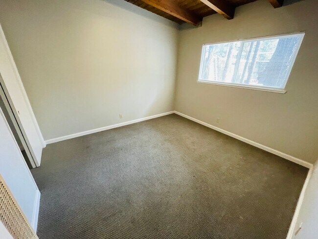 Building Photo - 2 bed 1 bath unit for rent in South Lake Tahoe