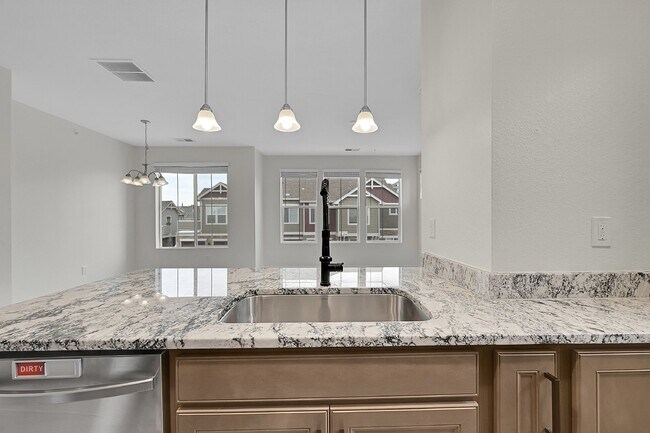 Building Photo - $2,250 - 2 Bed,1 Bath, Updated townhome in...