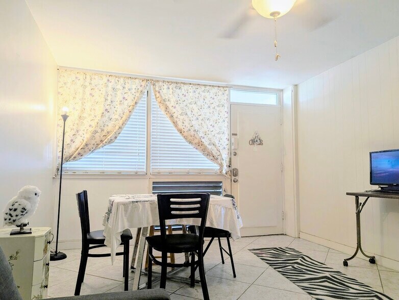 Building Photo - 425 Ena Rd