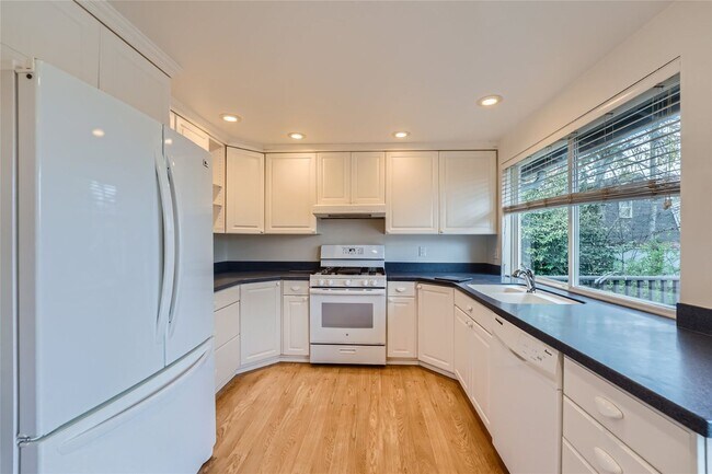 Building Photo - Amazing 4Bed/2.5Bath Home with Fully Fenced Backyard in Bellevue!