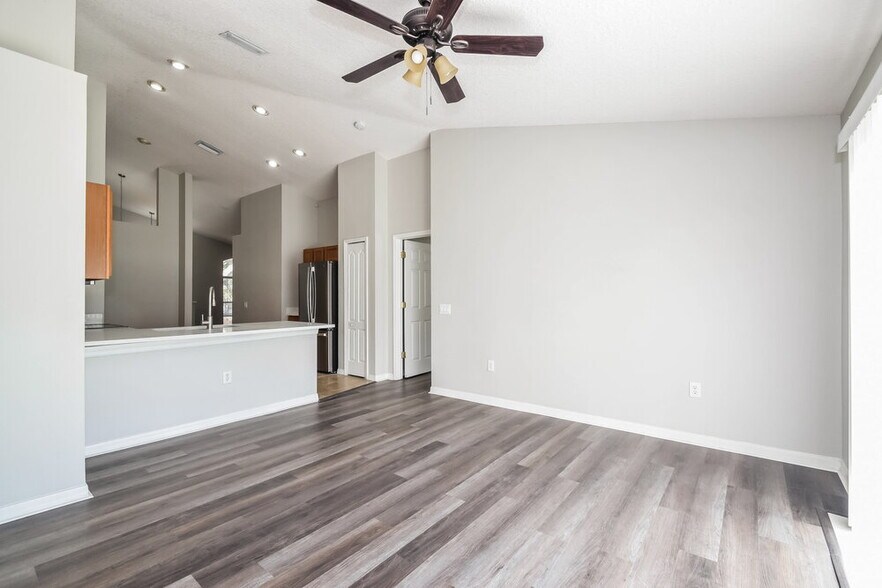 Building Photo - 12912 Lake Vista Dr