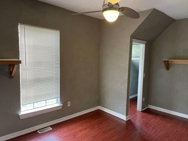 Building Photo - Charming 4 bed two story close to Plaza district!