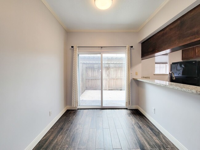 Building Photo - Medical Center Living at Its Best – Poolsi...