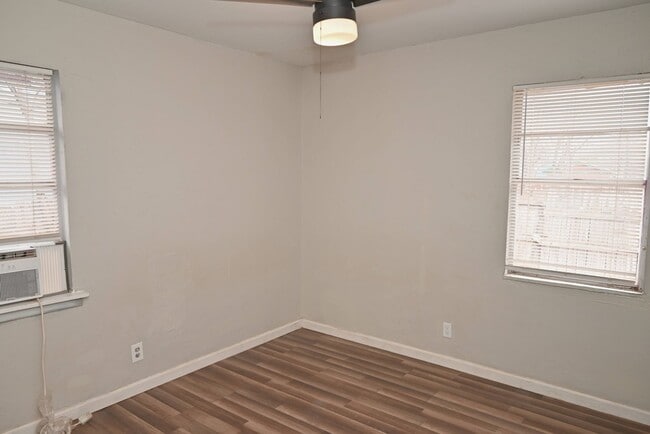 Building Photo - 600 E 1st St