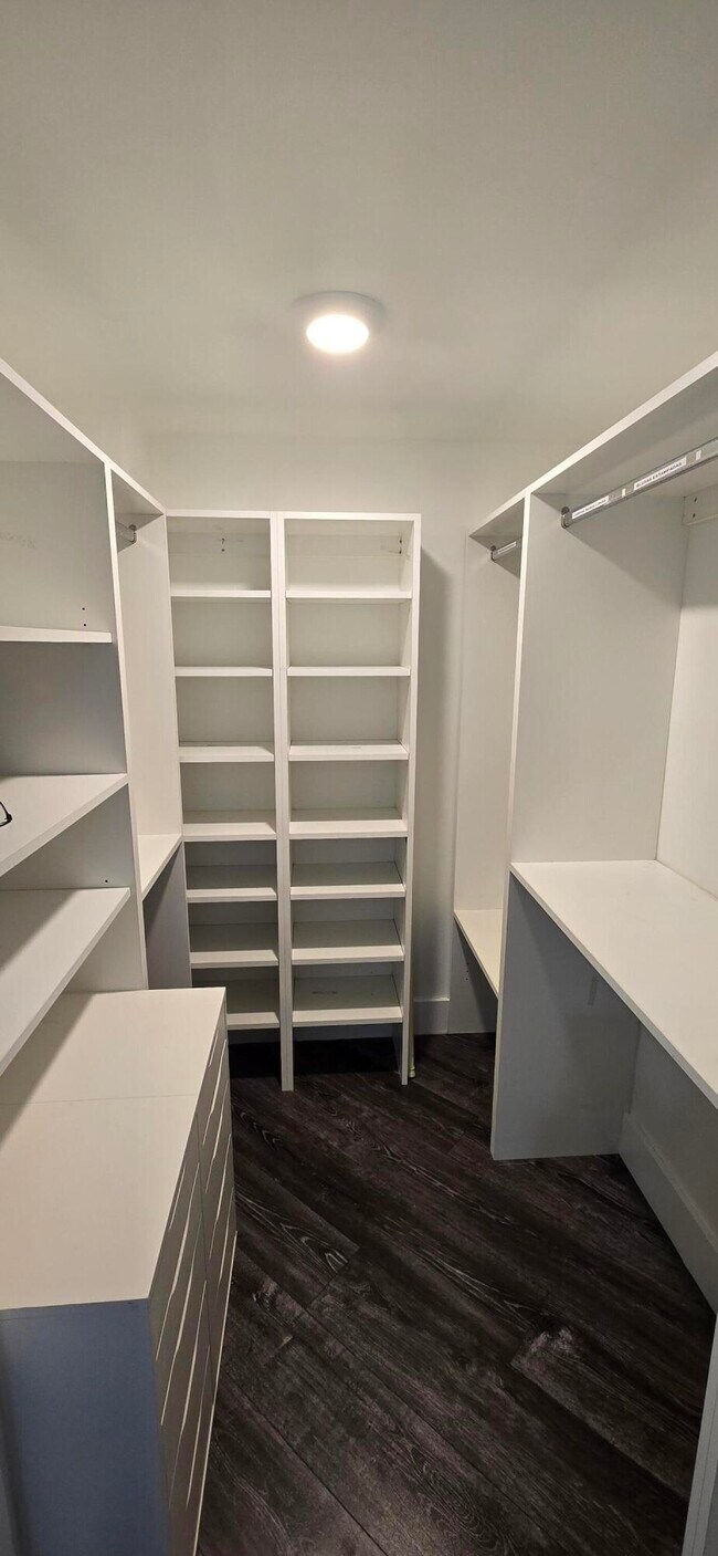 Building Photo - 3300 N Palm Aire Dr