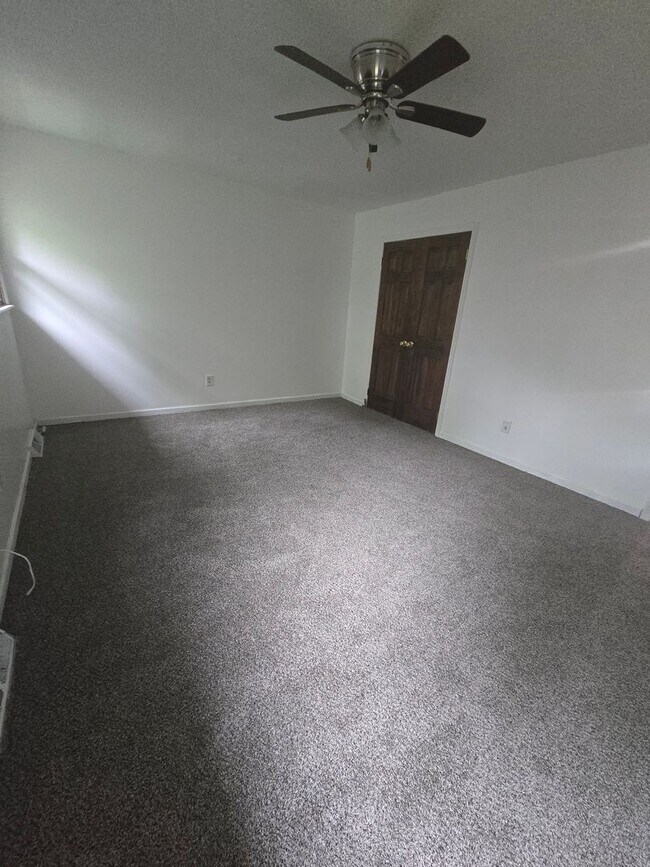 Building Photo - 2305 Southridge Dr