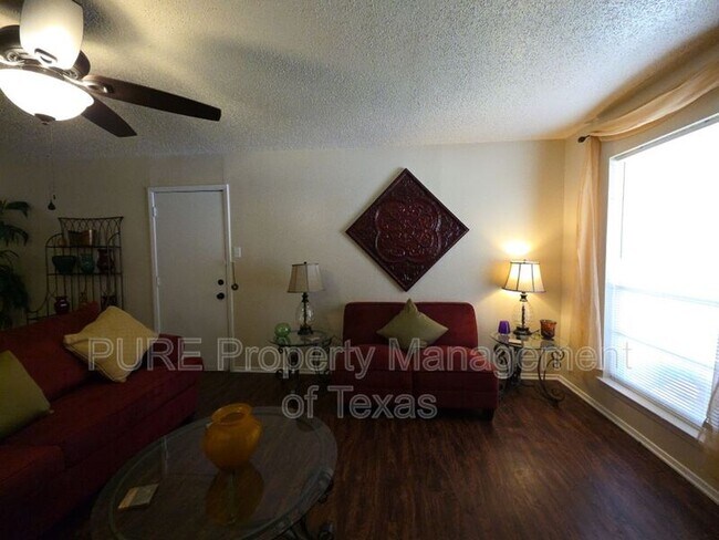 Building Photo - 203 2nd St N