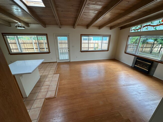 Building Photo - 2 bedroom 1.5 bath house
