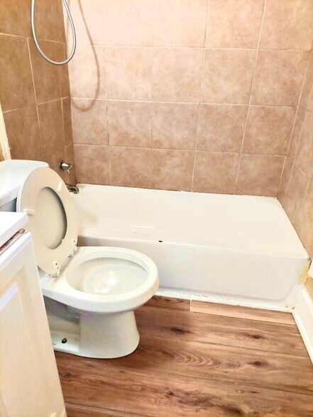 Bathroom - 419 Gusryan St