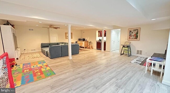 Building Photo - 9915 S Glen Rd