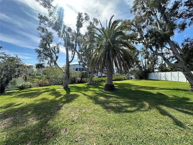Building Photo - 812 Bayview Dr