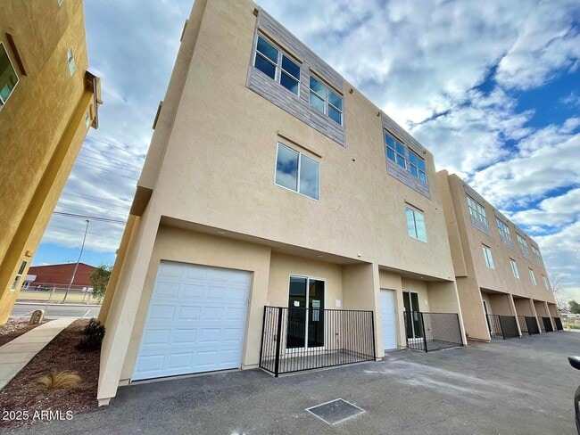 Building Photo - 150 S Horne