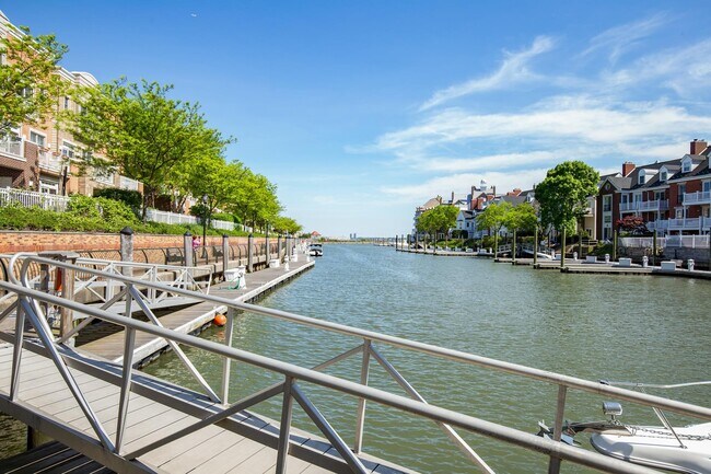 Building Photo - 15 FREEDOM Way