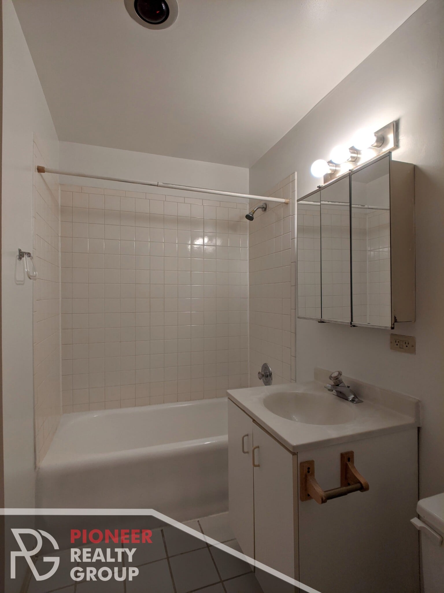 Building Photo - 633 W Barry Ave