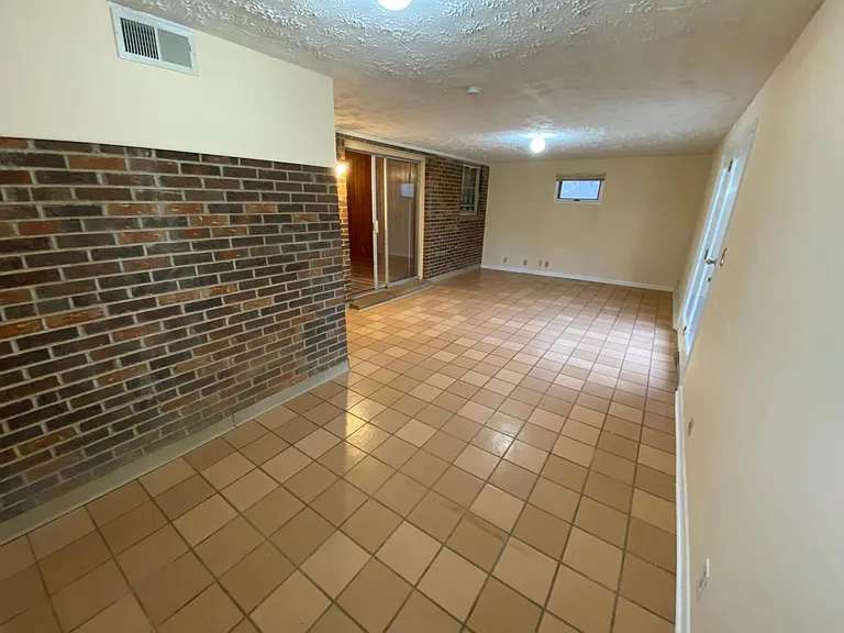 Building Photo - 2408 Vaulx Ln