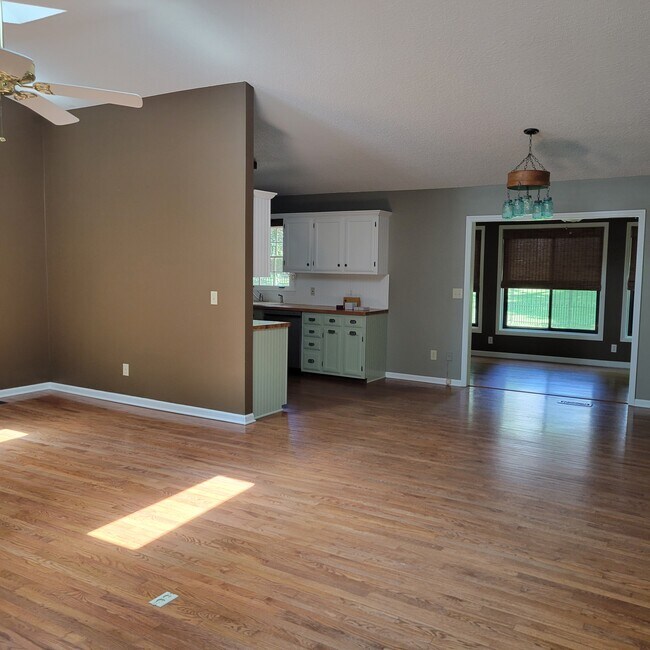 Building Photo - 110 Hilton Ln