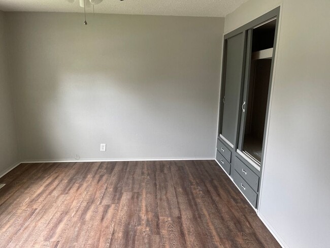 Building Photo - $1095 - 4 bed 1 bath - Single Family Home